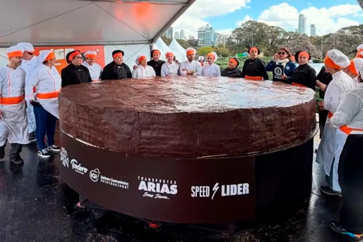 Argentina logró el récord Guinness con el alfajor más grande del mundo