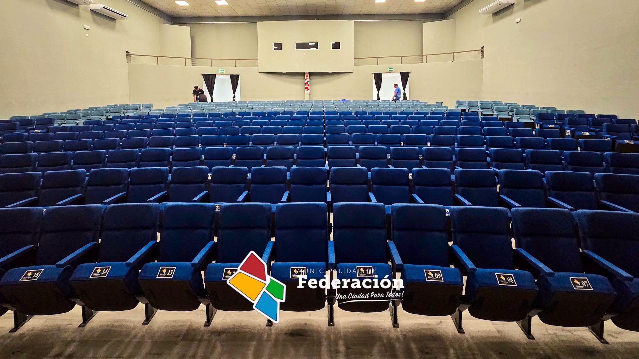Auditórium Ciudad de Federación: llegaron las últimas 130 butacas y completa 538 lugares