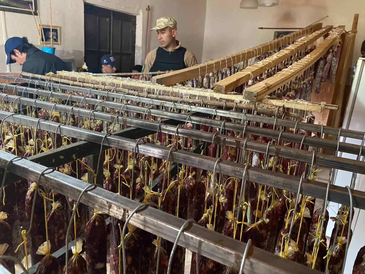 Desmantelaron una fábrica clandestina de chacinados y decomisaron más de mil salamines
